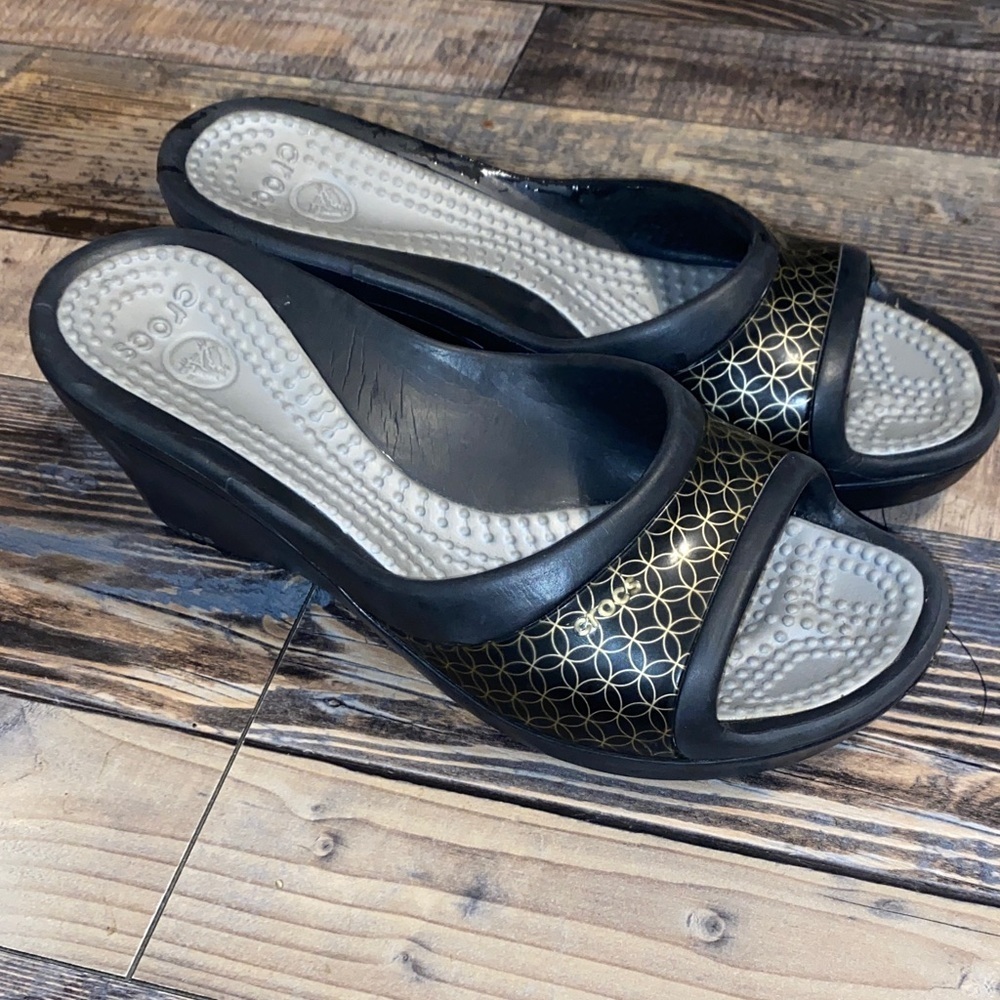 CROCS Black and Gold Patterned Boulder Colorado Wedges